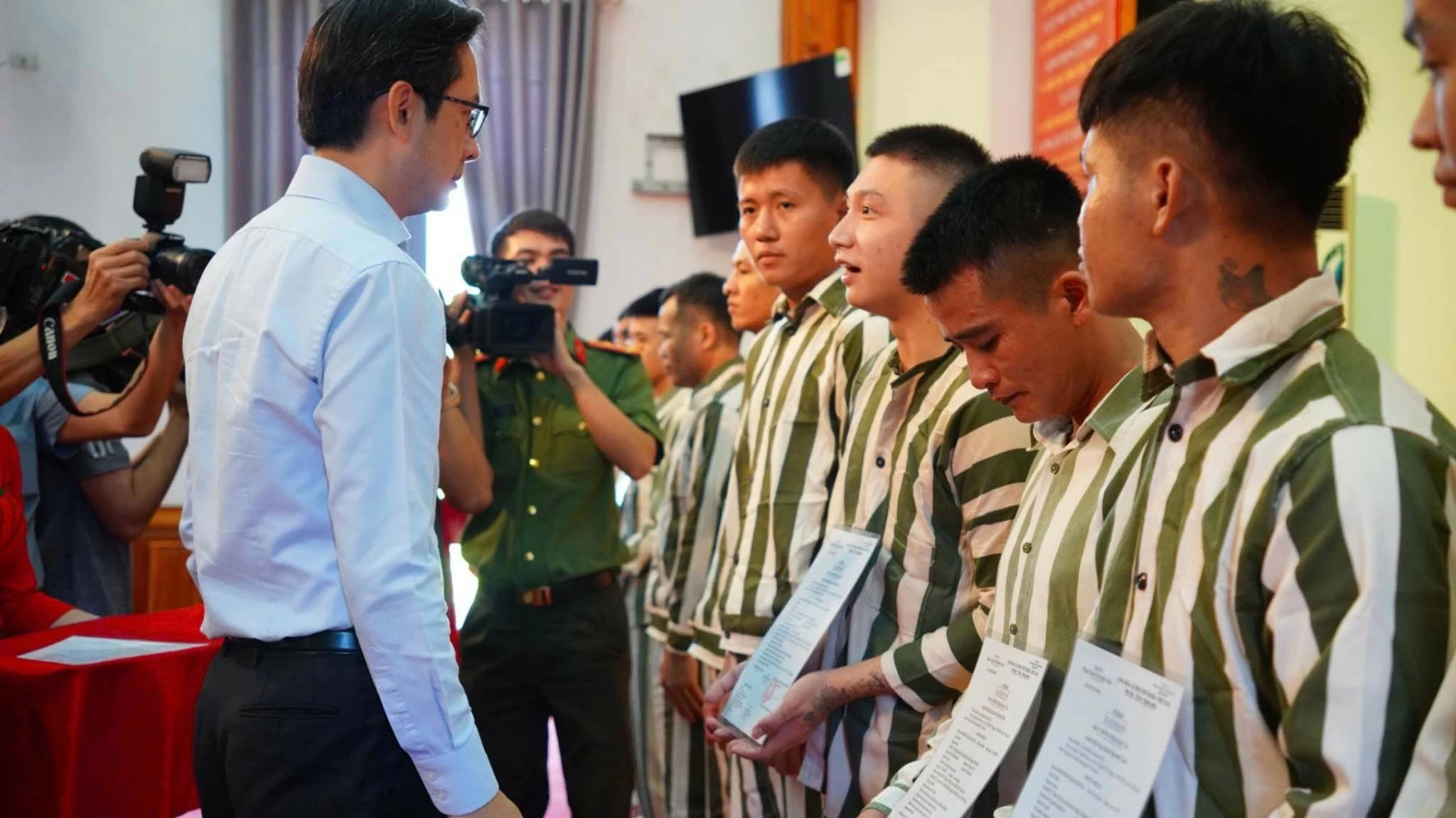 Thứ trưởng Đỗ Hùng Việt: Đặc xá khởi đầu con đường hướng thiện cho người từng lầm lỡ Thứ trưởng Đỗ Hùng Việt: Đặc xá khởi đầu con đường hướng thiện cho người từng lầm lỡ