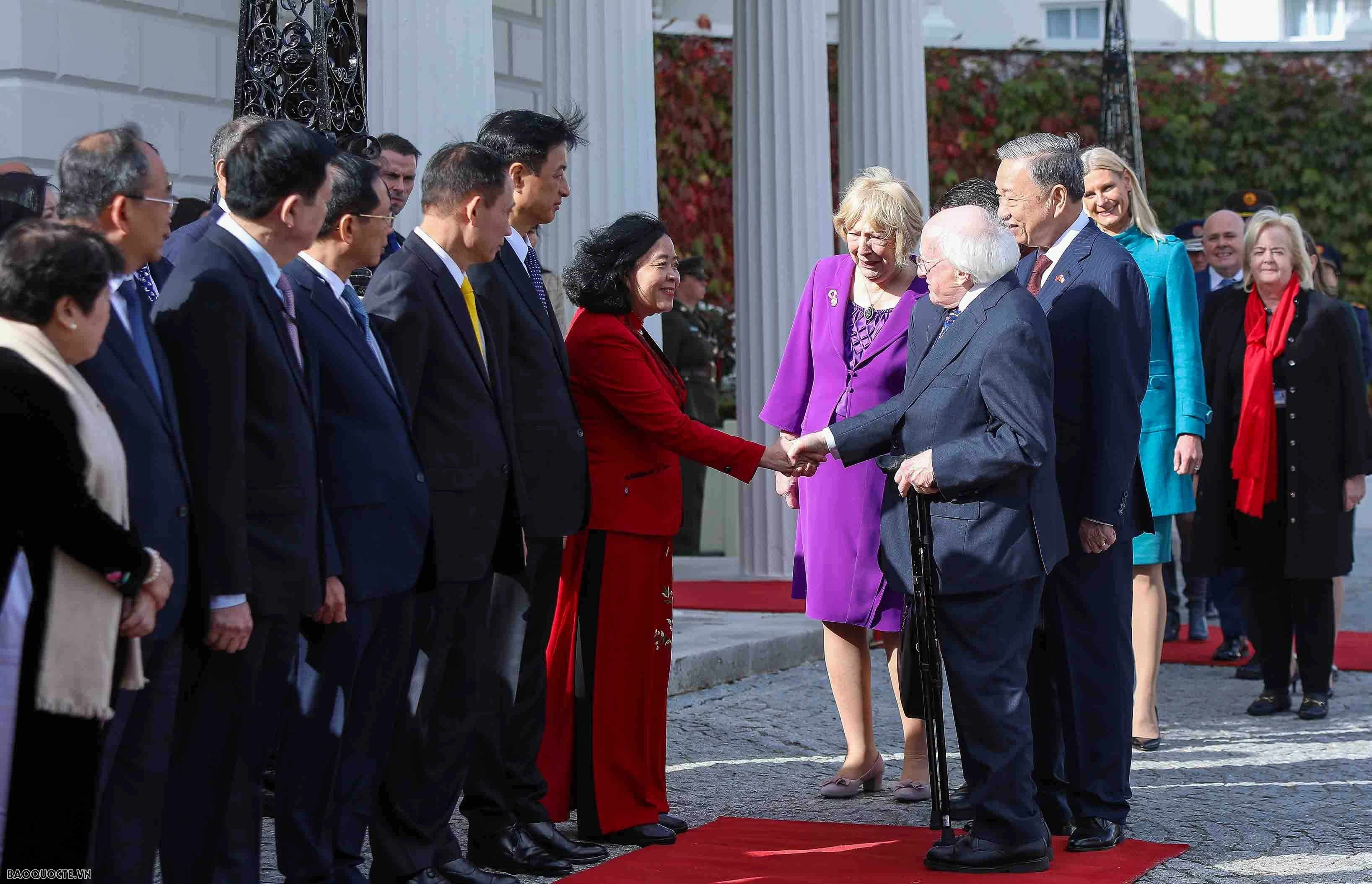 Irish President hosts welcome ceremony for Vietnamese General Secretary and State President Irish President hosts welcome ceremony for Vietnamese General Secretary and State President