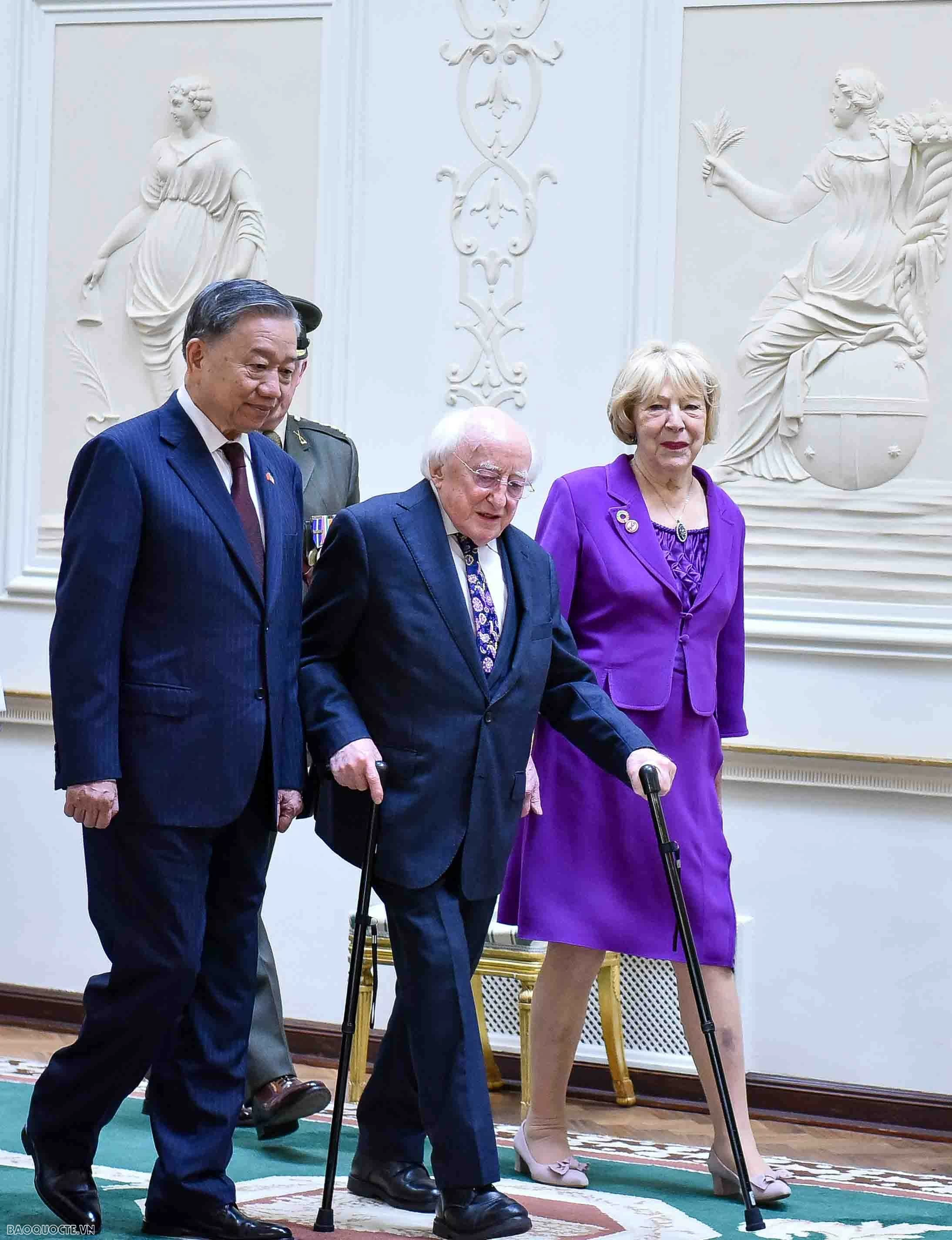 Irish President hosts welcome ceremony for Vietnamese General Secretary and State President Irish President hosts welcome ceremony for Vietnamese General Secretary and State President