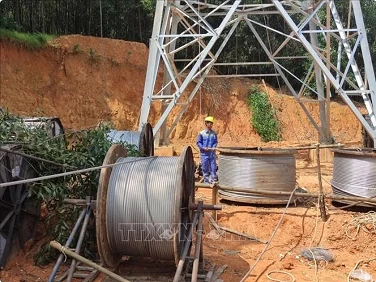 Efforts exerted to complete transmission line carrying electricity from Laos in October Efforts exerted to complete transmission line carrying electricity from Laos in October