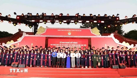 Hanoi honours 100 university valedictorians Hanoi honours 100 university valedictorians