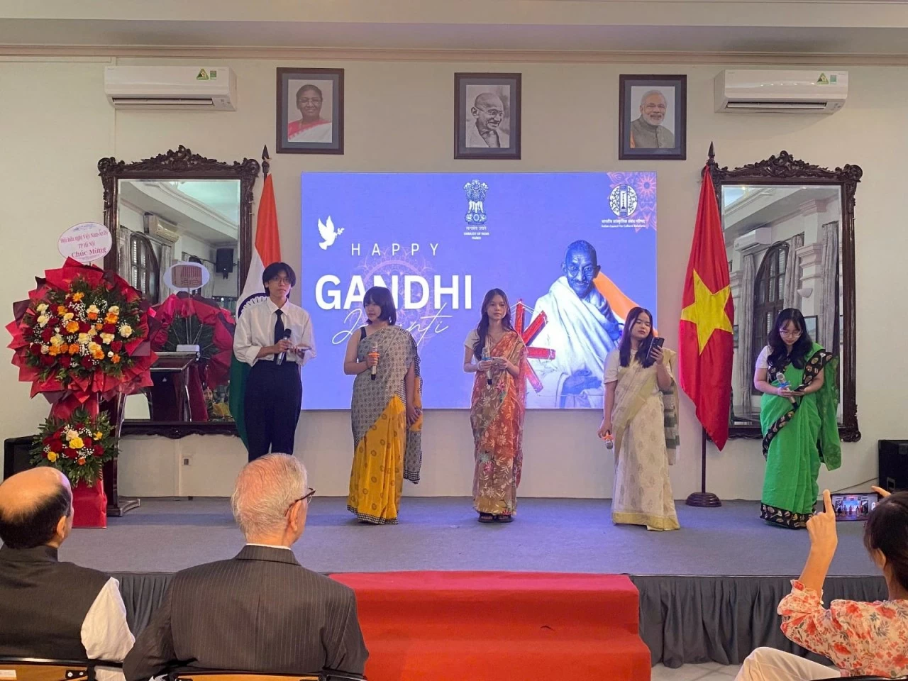 Arts peformances at the 155th birth anniversary of Mahatma Gandhi in Hanoi Arts peformances at the 155th birth anniversary of Mahatma Gandhi in Hanoi