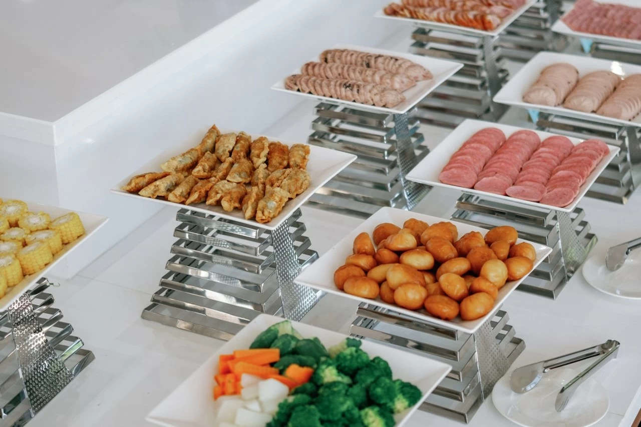 Buffet đang dạng gần 100 món ăn Buffet đang dạng gần 100 món ăn