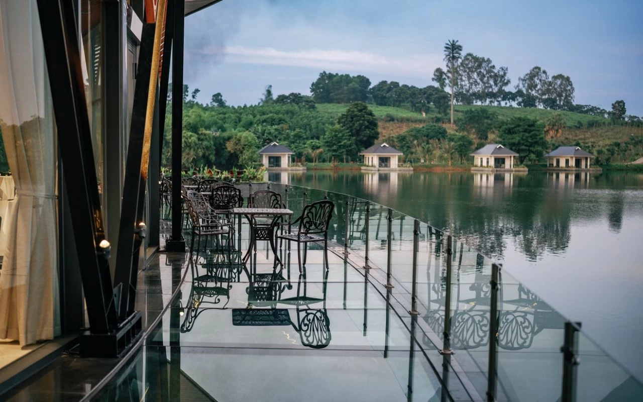 Thưởng thức tiệc trà chiều dưới ánh hoàng hôn Thưởng thức tiệc trà chiều dưới ánh hoàng hôn