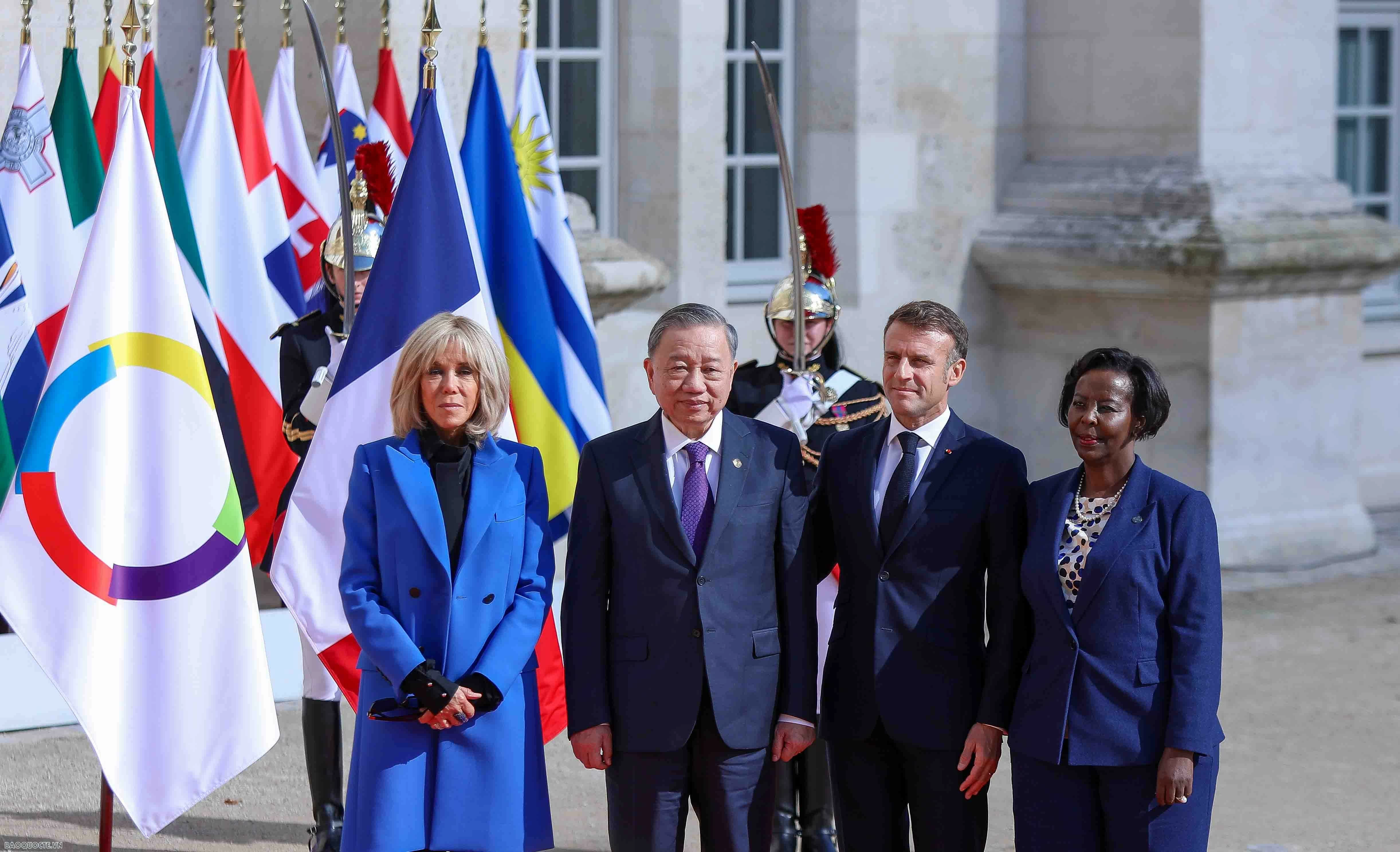 Tổng thống Pháp Emmanuel Macron và phu nhân cùng Tổng Thư ký Tổ chức quốc tế Pháp ngữ Louise Mushikiwabo đón Tổng Bí thư, Chủ tịch nước Tô Lâm Tổng thống Pháp Emmanuel Macron và phu nhân cùng Tổng Thư ký Tổ chức quốc tế Pháp ngữ Louise Mushikiwabo đón Tổng Bí thư, Chủ tịch nước Tô Lâm