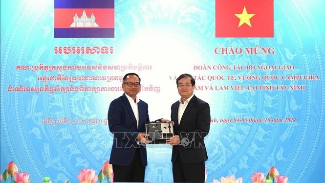Tay Ninh boosts trade, investment, tourism cooperation with Cambodian localities