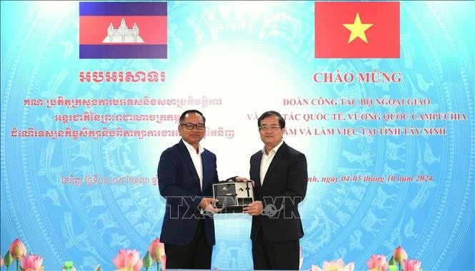 Tay Ninh boosts trade, investment, tourism cooperation with Cambodian localities Tay Ninh boosts trade, investment, tourism cooperation with Cambodian localities