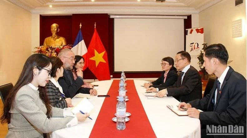 Party Secretary Le Hoai Trung works with National Secretary of French Socialist Party for International Relations