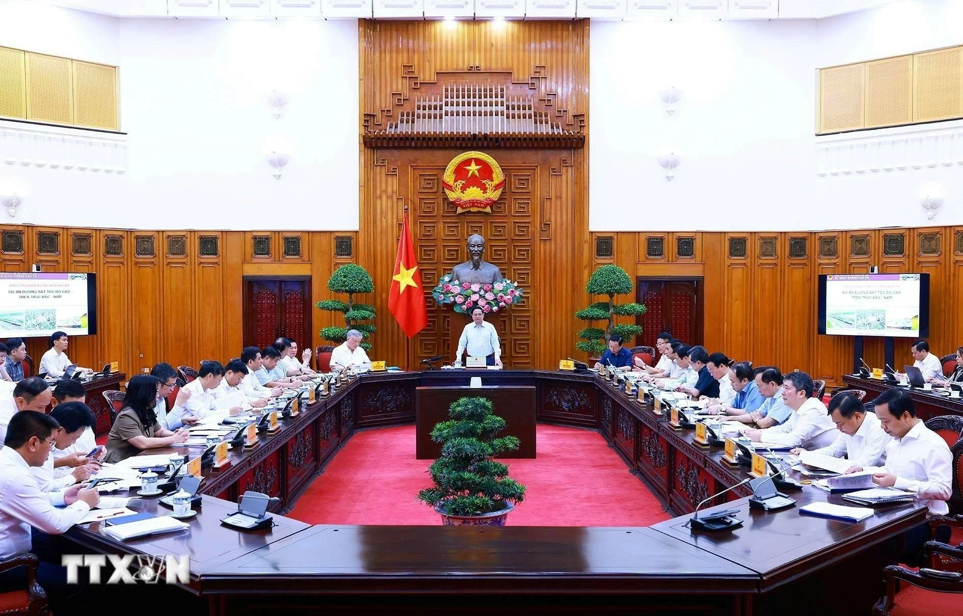 PM Pham Minh Chinh demands special mechanisms for Noth - South high-speed railway project PM Pham Minh Chinh demands special mechanisms for Noth - South high-speed railway project