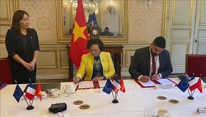 Vietnamese Minister of Home Affairs Pham Thi Thanh Tra and French Minister for Public Servants, Simplification and Transformation of Public Action Guillaume Kasbarian sign bilateral cooperation documents on public services, administrative modernisation. (Photo: VNA) Vietnamese Minister of Home Affairs Pham Thi Thanh Tra and French Minister for Public Servants, Simplification and Transformation of Public Action Guillaume Kasbarian sign bilateral cooperation documents on public services, administrative modernisation. (Photo: VNA)