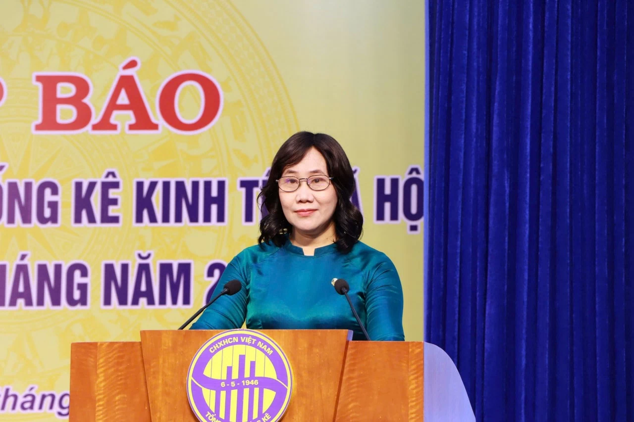 GDP Việt Nam quý III tăng 7,4%, cần lưu ý cả những rủi ro có thể ảnh hưởng đến triển vọng kinh tế thế giới và Việt Nam. Hình ảnh Tổng Cục Trưởng Tổng Cục Thống kế đang phát biểu. (Ảnh: MH) GDP Việt Nam quý III tăng 7,4%, cần lưu ý cả những rủi ro có thể ảnh hưởng đến triển vọng kinh tế thế giới và Việt Nam. Hình ảnh Tổng Cục Trưởng Tổng Cục Thống kế đang phát biểu. (Ảnh: MH)