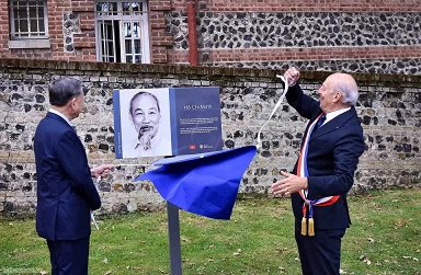 Top leader attends inauguration of memorial plaque honouring President Ho Chi Minh in France Top leader attends inauguration of memorial plaque honouring President Ho Chi Minh in France