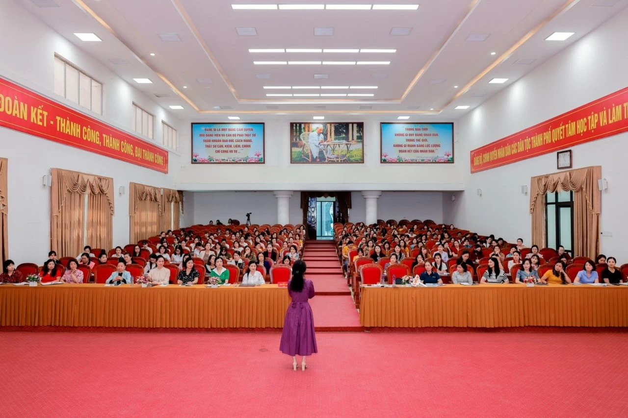 Hơn 230 cán bộ quản lý và giáo viên đại diện các cơ sở giáo dục mầm non trên địa bàn thành phố Sơn La đã tham dự hội thảo. Hơn 230 cán bộ quản lý và giáo viên đại diện các cơ sở giáo dục mầm non trên địa bàn thành phố Sơn La đã tham dự hội thảo.