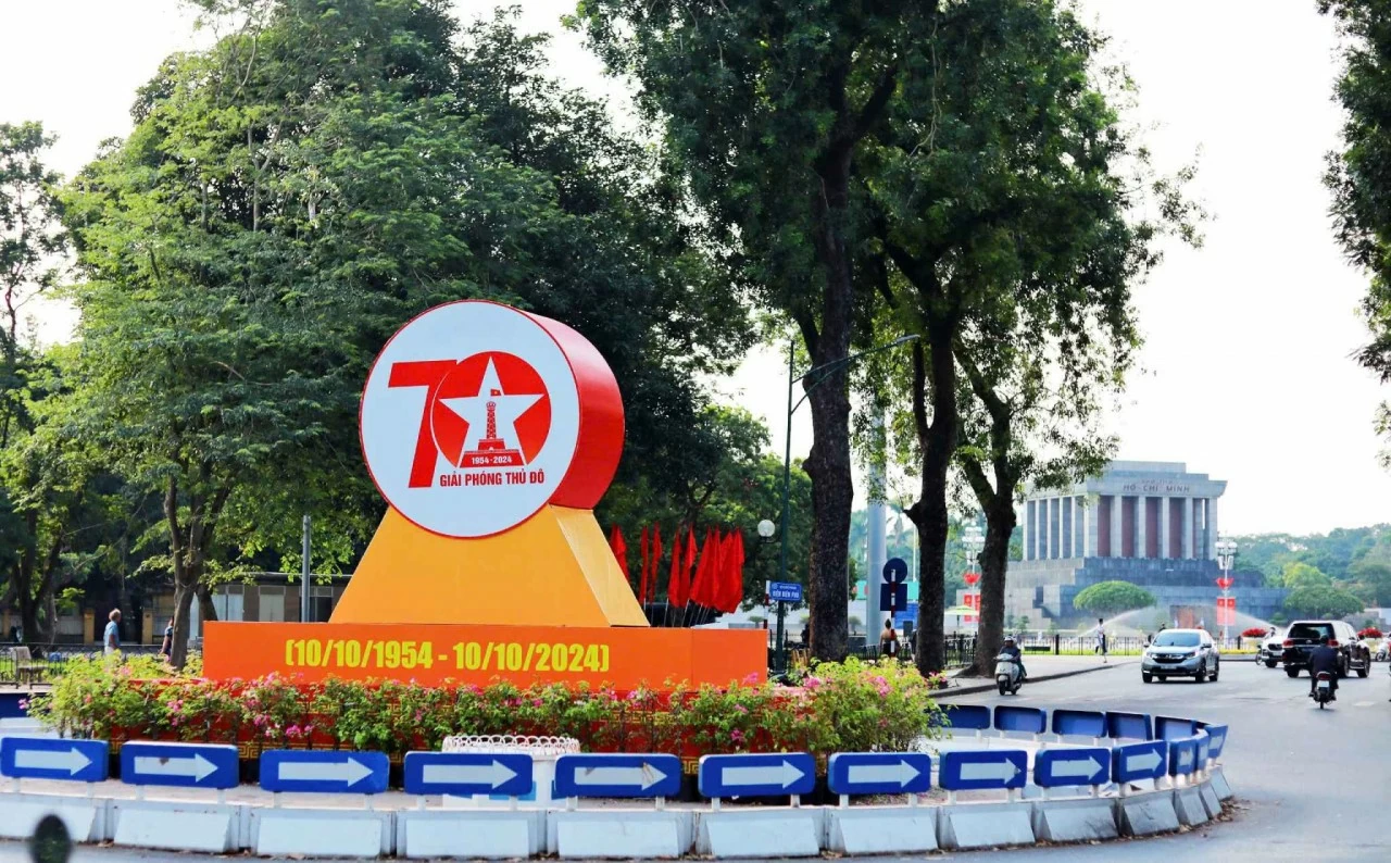 Những ngày đầu tháng 10, Hà Nội khoác lên mình màu đỏ tươi thắm của cờ Tổ quốc cùng những biểu tượng, băng rôn, áp phích rực rỡ, chào mừng kỷ niệm 70 năm Ngày giải phóng Thủ đô (10/10/1954 - 10/10/2024). (Ảnh: Bạch Dương) Những ngày đầu tháng 10, Hà Nội khoác lên mình màu đỏ tươi thắm của cờ Tổ quốc cùng những biểu tượng, băng rôn, áp phích rực rỡ, chào mừng kỷ niệm 70 năm Ngày giải phóng Thủ đô (10/10/1954 - 10/10/2024). (Ảnh: Bạch Dương)