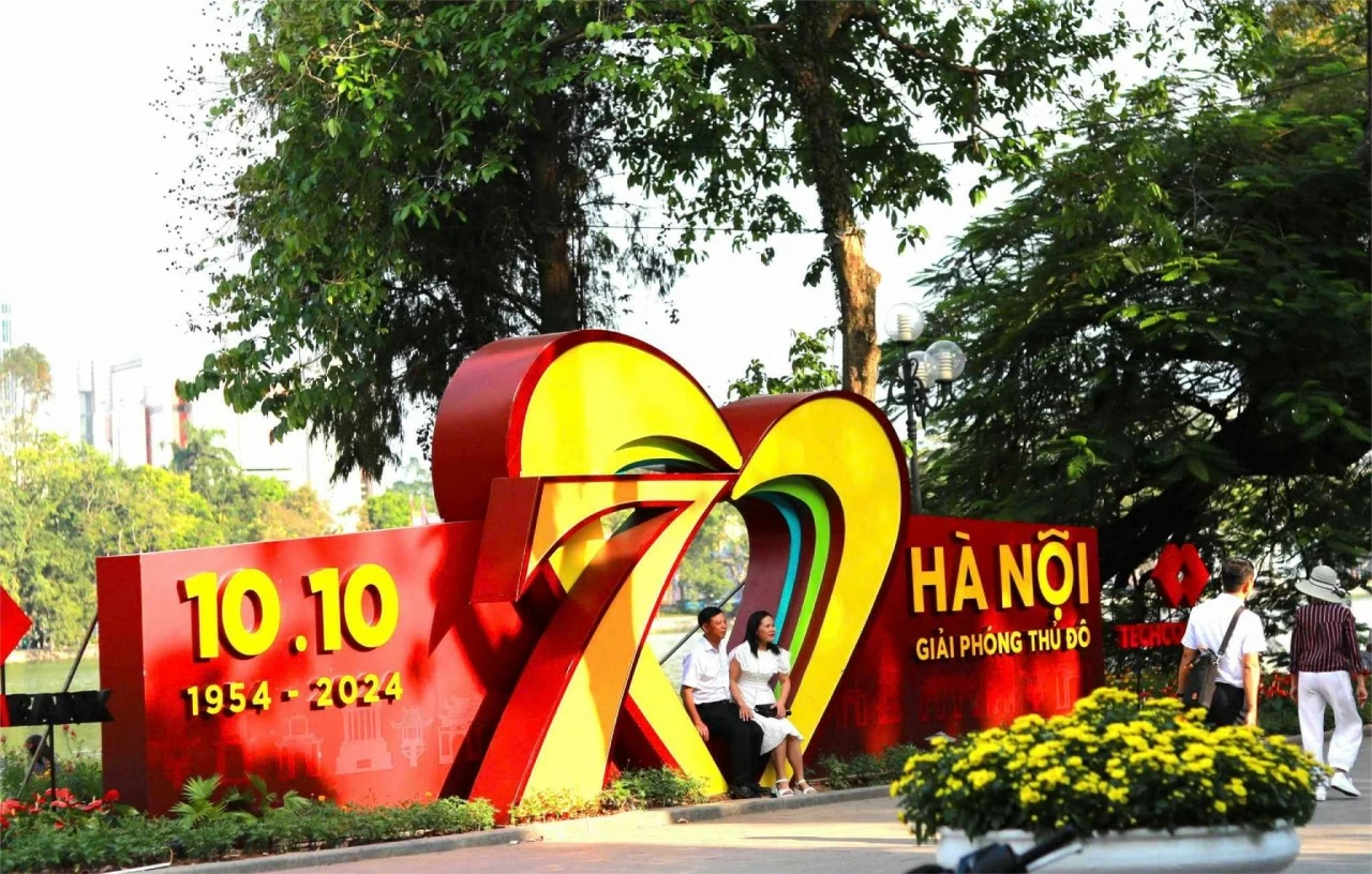 Không khí quanh Hồ Hoàn Kiếm rộn ràng với các pano và áp phích, giúp điểm thêm nét đẹp thủ đô và nhắc nhở thế hệ trẻ trân trọng nền hòa bình mà cha ông đã hy sinh để giành được. (Ảnh: Bạch Dương) Không khí quanh Hồ Hoàn Kiếm rộn ràng với các pano và áp phích, giúp điểm thêm nét đẹp thủ đô và nhắc nhở thế hệ trẻ trân trọng nền hòa bình mà cha ông đã hy sinh để giành được. (Ảnh: Bạch Dương)