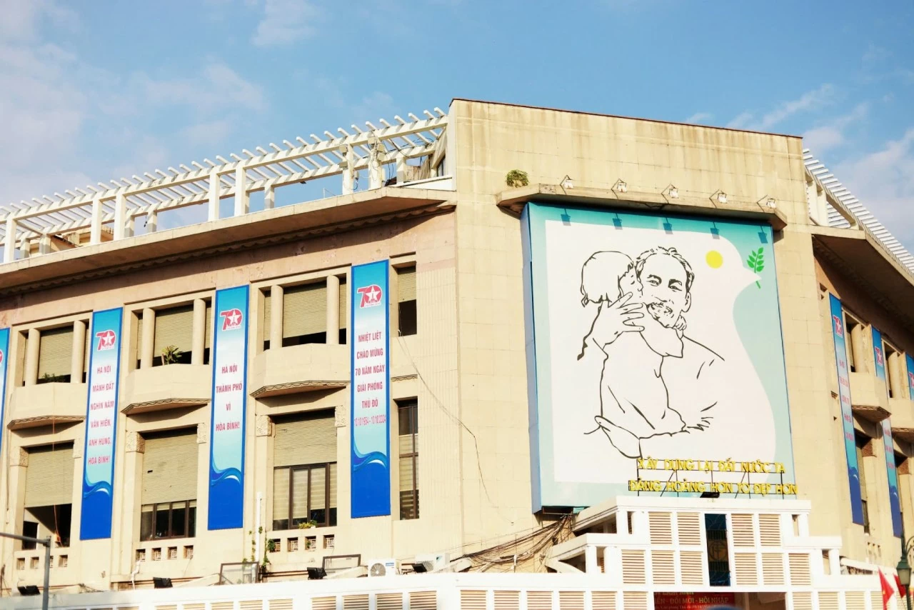 Hàng loạt tuyến đường, tòa nhà được trang hoàng lại, khiến khu vực quanh hồ Hoàn Kiếm như khoác lên tấm áo mới. (Ảnh: Bạch Dương) Hàng loạt tuyến đường, tòa nhà được trang hoàng lại, khiến khu vực quanh hồ Hoàn Kiếm như khoác lên tấm áo mới. (Ảnh: Bạch Dương)