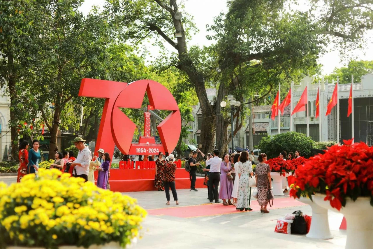 Người dân hào hứng lưu giữ khoảnh khắc cùng biểu tượng kỷ niệm tại Vườn hoa Lý Thái Tổ, đây là không gian truyền tải giá trị văn hóa lịch sử và di sản đô thị Hà Nội. (Ảnh: Bạch Dương) Người dân hào hứng lưu giữ khoảnh khắc cùng biểu tượng kỷ niệm tại Vườn hoa Lý Thái Tổ, đây là không gian truyền tải giá trị văn hóa lịch sử và di sản đô thị Hà Nội. (Ảnh: Bạch Dương)