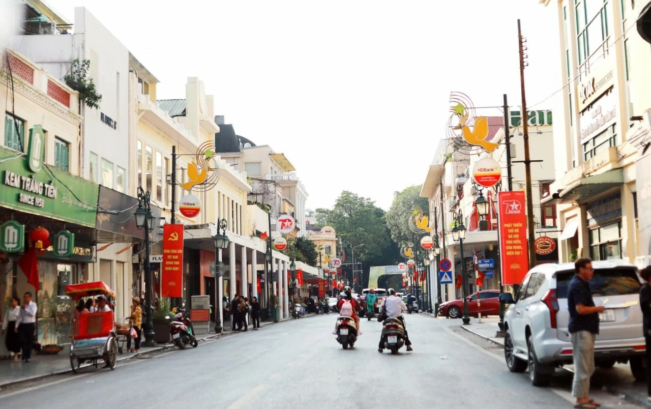 Sau khi hoàn thiện dự án cải tạo, tuyến phố Tràng Tiền Hanoi shines with flags and banners to celebrate 70 years of the Capital's Liberation
