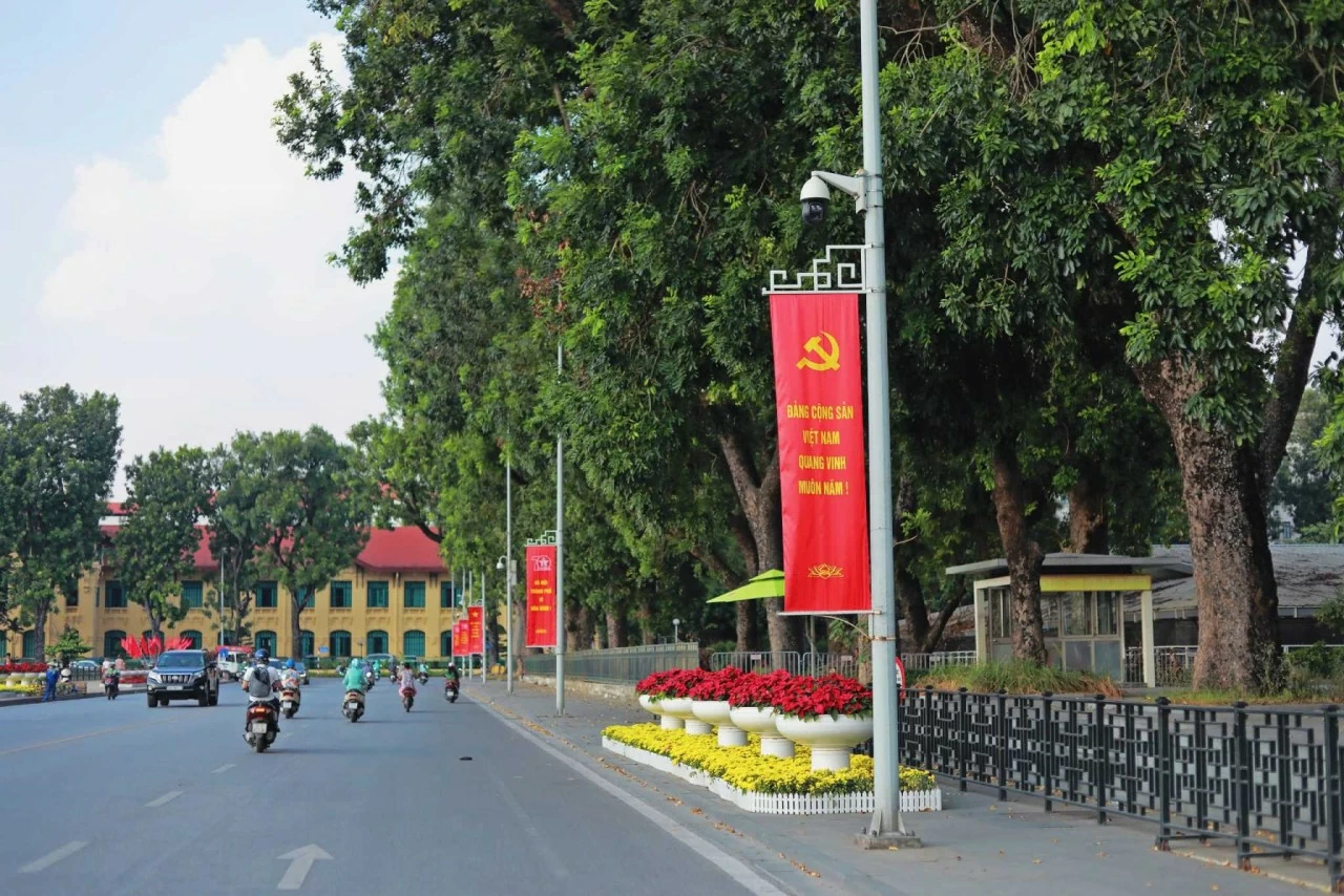 Biểu ngữ tuyên truyền rợp đỏ trên tuyến đường Độc Lập là biểu tượng của niềm tự hào dân tộc và là lời nhắc nhở mỗi người dân về trách nhiệm xây dựng Thủ đô. (Ảnh: Bạch Dương) Biểu ngữ tuyên truyền rợp đỏ trên tuyến đường Độc Lập là biểu tượng của niềm tự hào dân tộc và là lời nhắc nhở mỗi người dân về trách nhiệm xây dựng Thủ đô. (Ảnh: Bạch Dương)