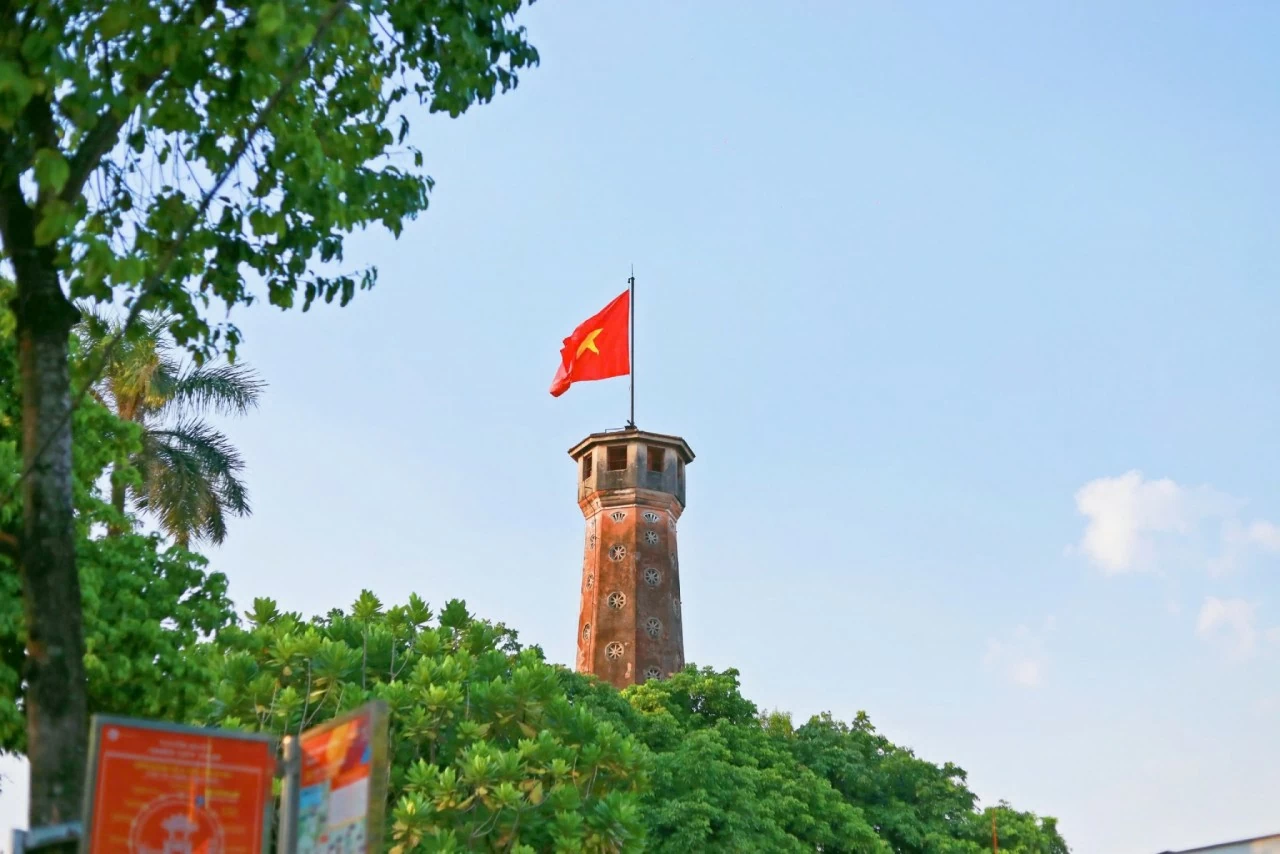 Cột cờ Hà Nội - chứng tích cho một thời kháng chiến chống ngoại xâm oanh liệt, dấu ấn kiên cường, bất khuất của thế hệ con dân Hà thành nói riêng và Việt Nam nói chung. (Ảnh: Bạch Dương) Cột cờ Hà Nội - chứng tích cho một thời kháng chiến chống ngoại xâm oanh liệt, dấu ấn kiên cường, bất khuất của thế hệ con dân Hà thành nói riêng và Việt Nam nói chung. (Ảnh: Bạch Dương)