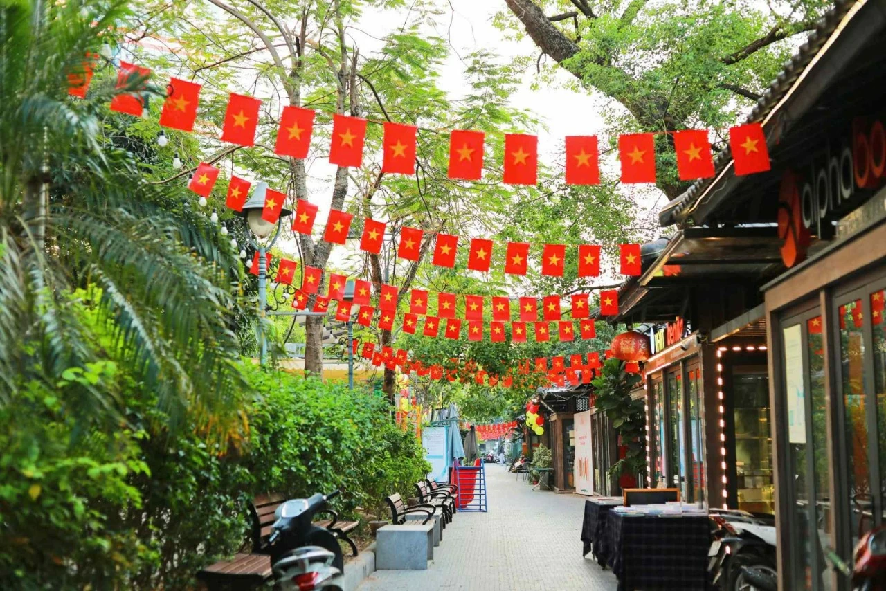 Dãy cờ đỏ sao vàng treo trên con phố 19 tháng 12 gợi lại ký ức hào hùng về tinh thần “quyết tử để Tổ quốc quyết sinh” của các chiến sĩ Trung đoàn Thủ đô những ngày kháng chiến chống Pháp. (Ảnh: Bạch Dương) Dãy cờ đỏ sao vàng treo trên con phố 19 tháng 12 gợi lại ký ức hào hùng về tinh thần “quyết tử để Tổ quốc quyết sinh” của các chiến sĩ Trung đoàn Thủ đô những ngày kháng chiến chống Pháp. (Ảnh: Bạch Dương)