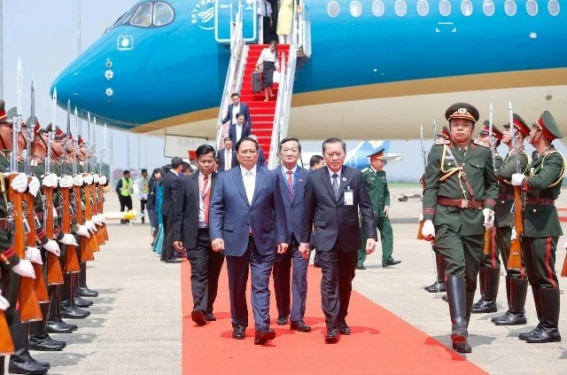 PM Pham Minh Chinh arrives in Vientiane for 44th, 45th ASEAN Summits PM Pham Minh Chinh arrives in Vientiane for 44th, 45th ASEAN Summits