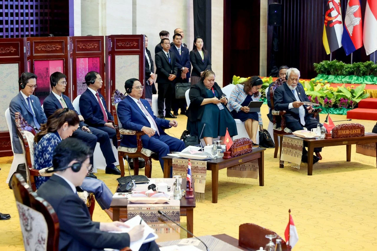 PM discusses int'l issues at ASEAN Summits' retreat session PM discusses int'l issues at ASEAN Summits' retreat session