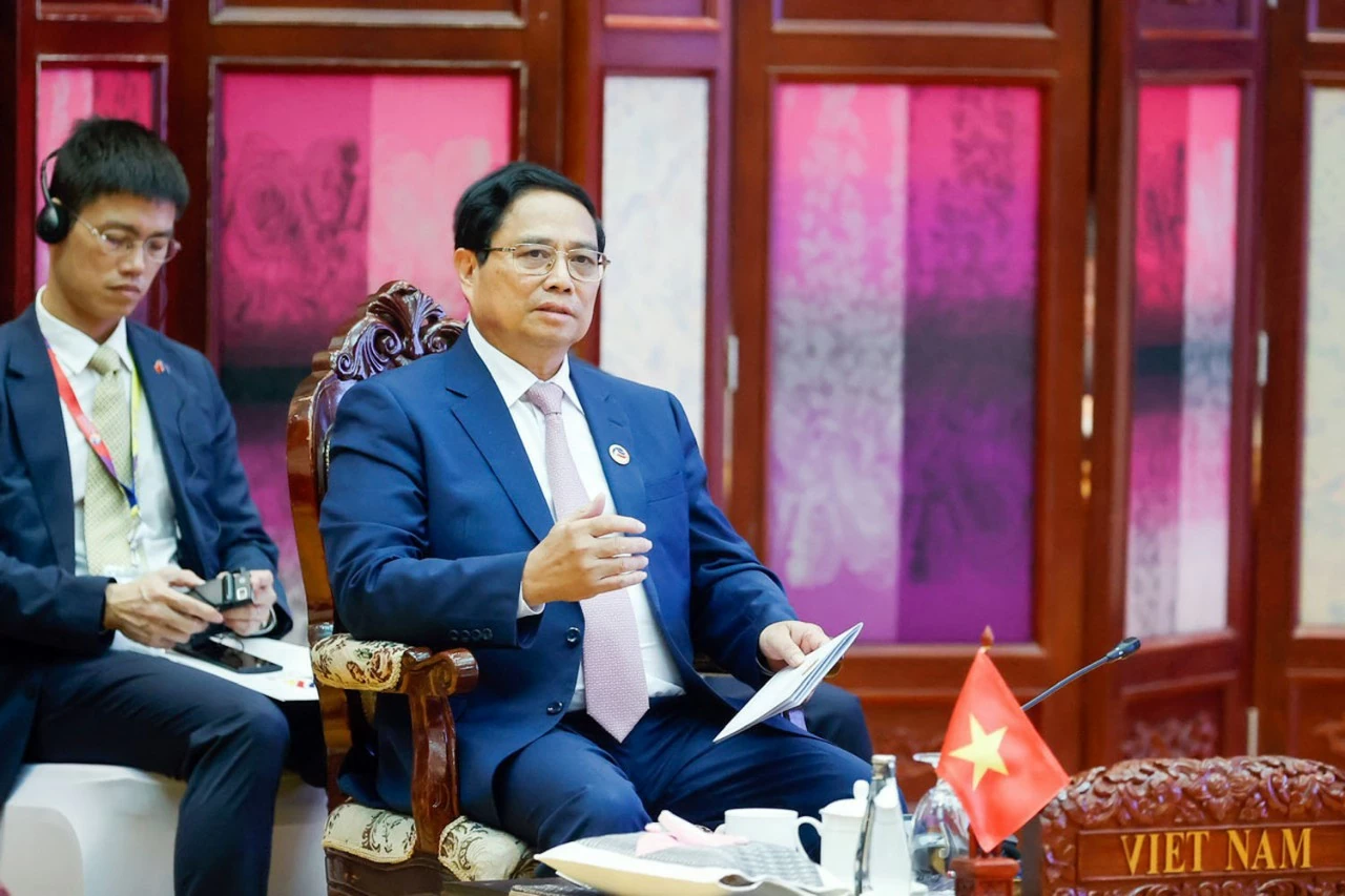 PM discusses int'l issues at ASEAN Summits' retreat session PM discusses int'l issues at ASEAN Summits' retreat session
