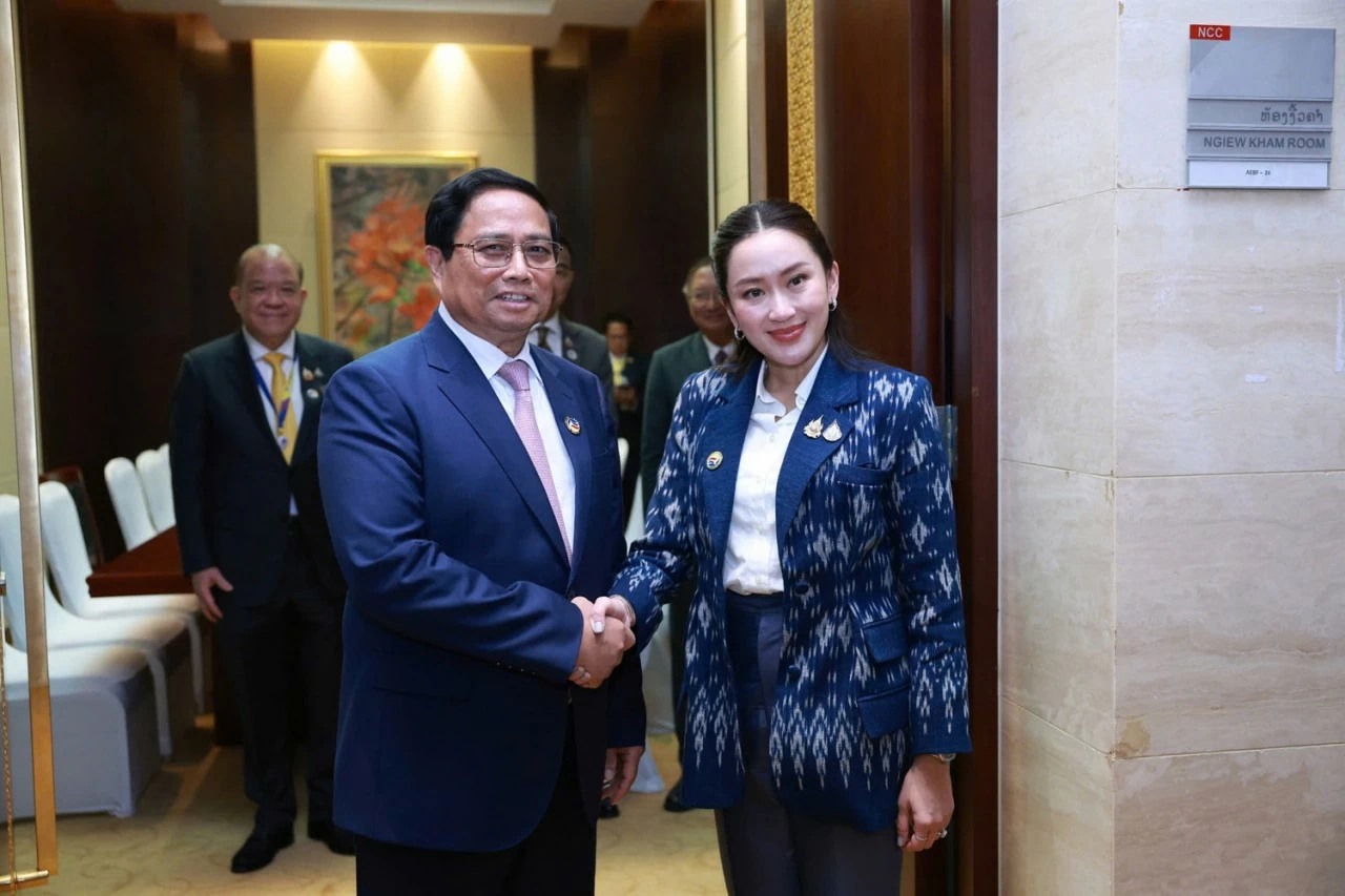 Vietnam, Thailand Prime Ministers meet on occasion of ASEAN Summits in Laos Vietnam, Thailand Prime Ministers meet on occasion of ASEAN Summits in Laos