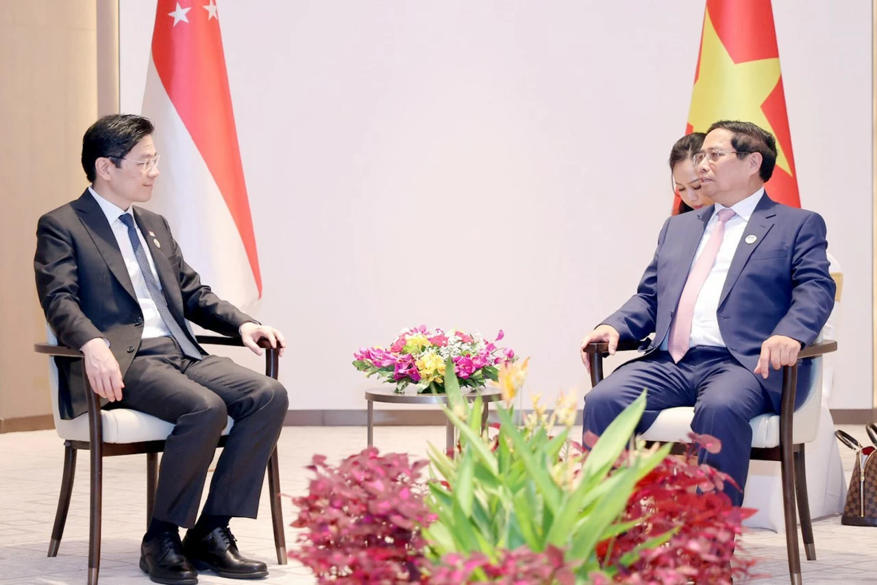 Vietnam, Singapore Prime Ministers hold talks in Vientiane Vietnam, Singapore Prime Ministers hold talks in Vientiane