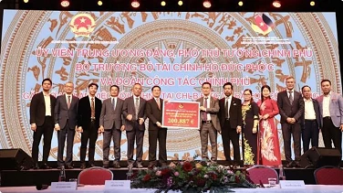 Vietnamese in Germany donate another 220,000 USD for flood victims Vietnamese in Germany donate another 220,000 USD for flood victims
