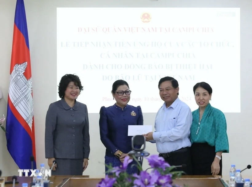 Cambodia continues to help storm, flood victims in Vietnam Cambodia continues to help storm, flood victims in Vietnam