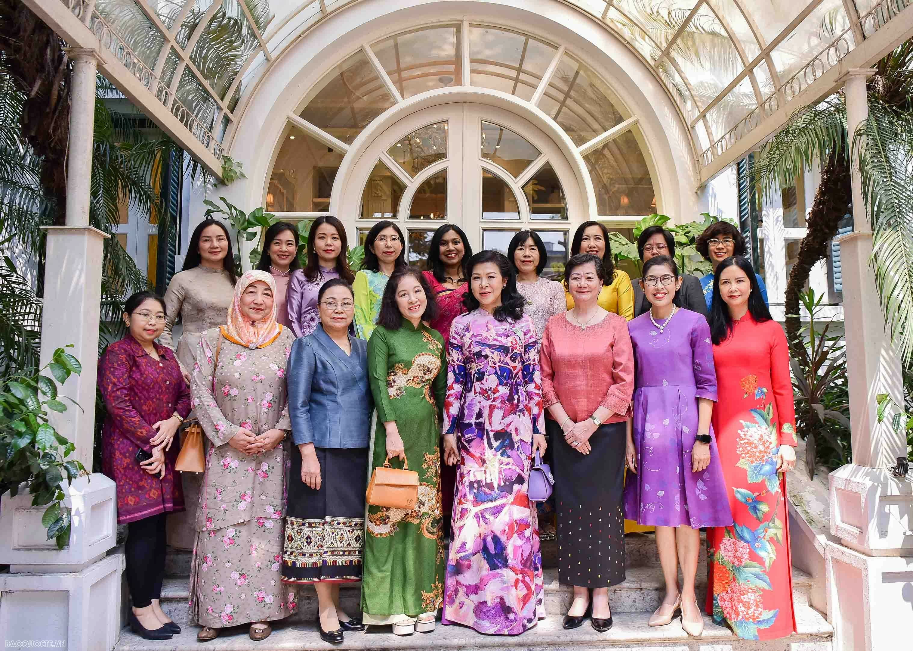 Ban Chấp hành Nhóm Pnu CD Asean tại Hà Nội. Top leader's spouse meets with ASEAN Women’s Circle of Hanoi