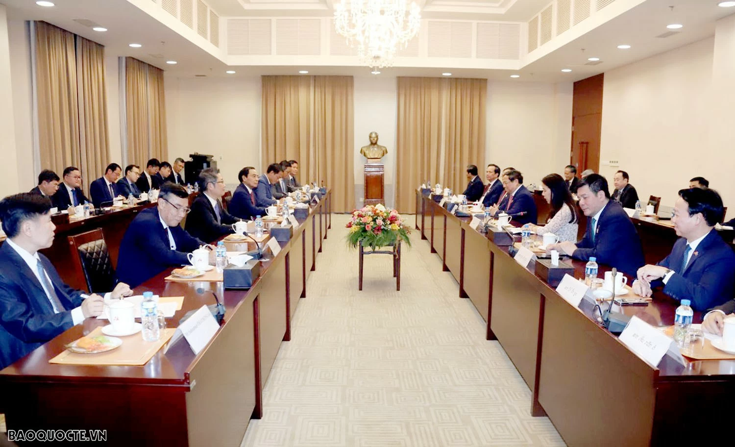 PM Pham Minh Chinh meets with Lao Vice President Bounthong Chitmany in Vientiane PM Pham Minh Chinh meets with Lao Vice President Bounthong Chitmany in Vientiane