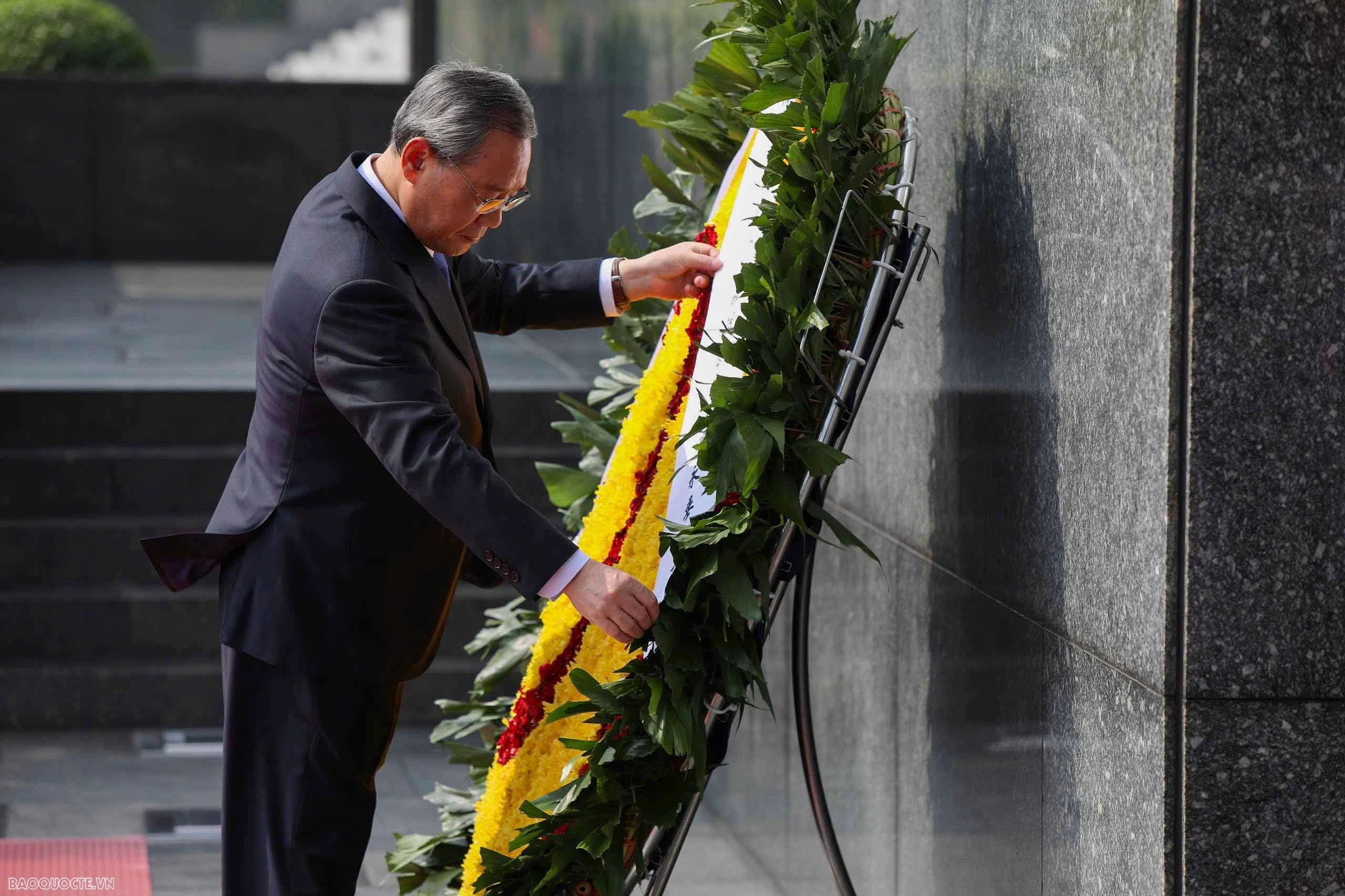Thủ tướng Trung Quốc vào Lăng viếng Chủ tịch Hồ Chí Minh Chinese Premier laid a wreath in tribute to late President Ho Chi Minh