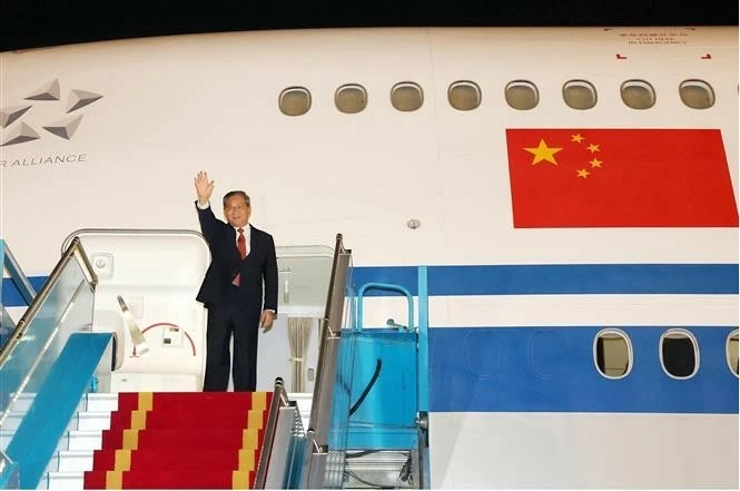 Chinese Premier Li Qiang arrives at the Noi Bai International Airport in Hanoi on October 12 (Photo: VNA) Chinese Premier Li Qiang arrives at the Noi Bai International Airport in Hanoi on October 12 (Photo: VNA)