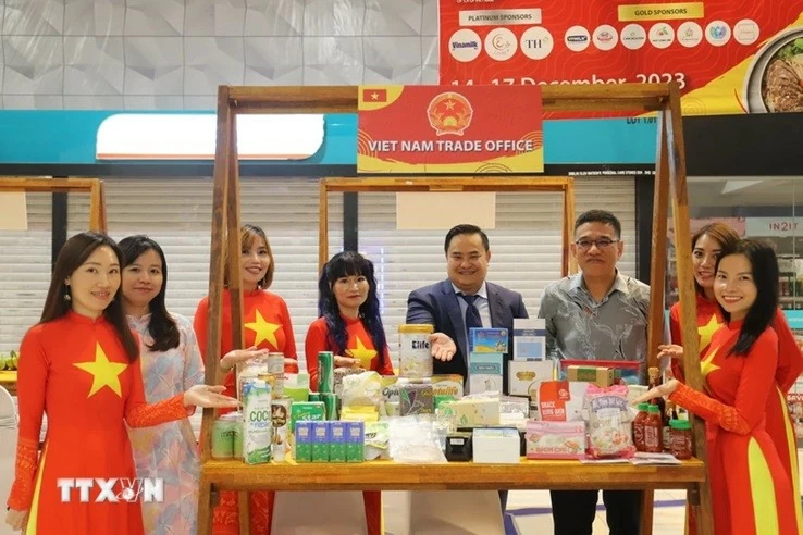 Hiện nay có khoảng 3.000 sản phẩm của Việt Nam nhận được chứng chỉ Halal của Malaysia. Trong ảnh là Hội chợ Thực phẩm và Đồ uống Việt Nam tại bang Penang của Malaysia tháng 12/2023. (Nguồn: TTXVN) Hiện nay có khoảng 3.000 sản phẩm của Việt Nam nhận được chứng chỉ Halal của Malaysia. Trong ảnh là Hội chợ Thực phẩm và Đồ uống Việt Nam tại bang Penang của Malaysia tháng 12/2023. (Nguồn: TTXVN)