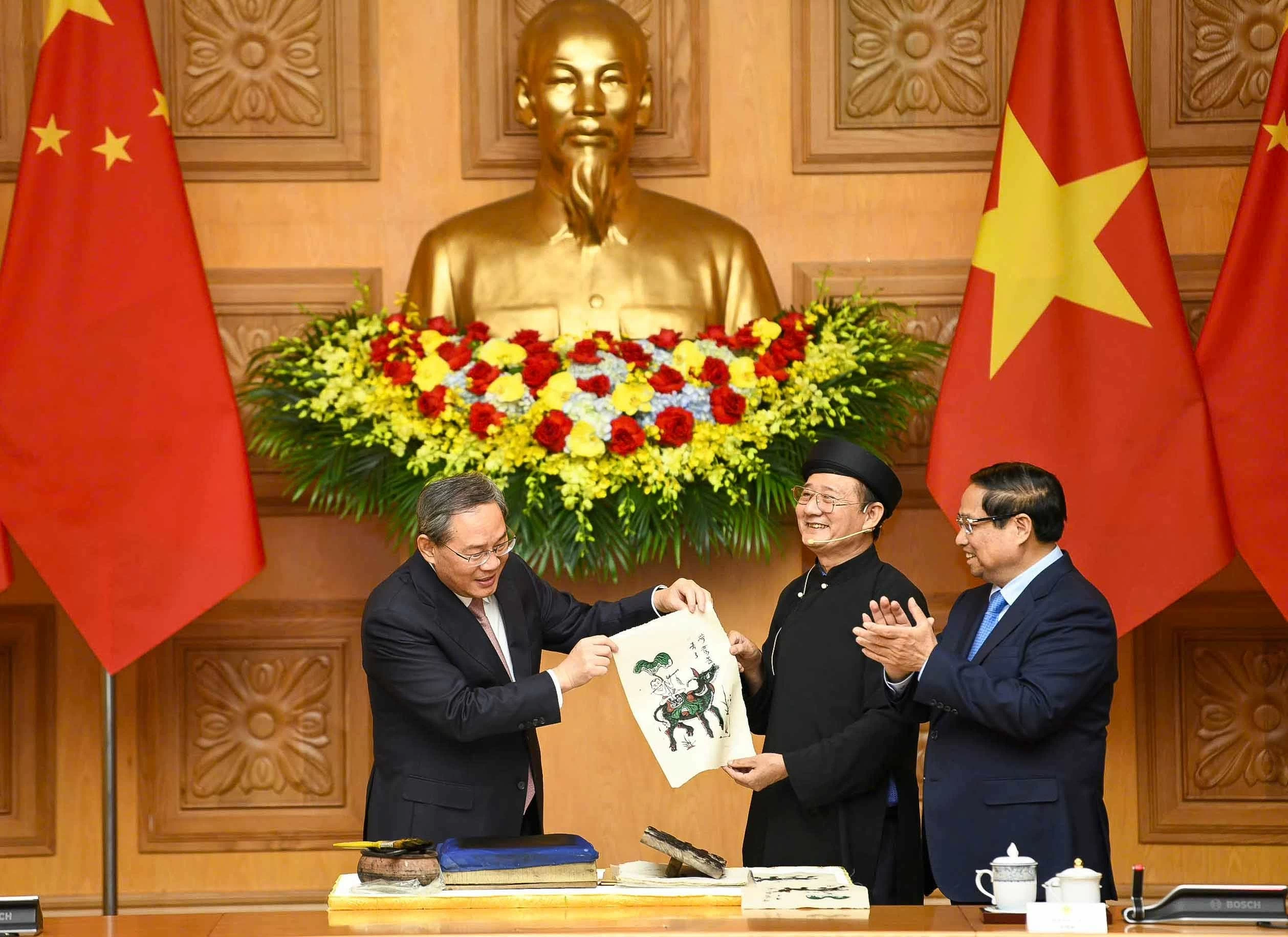 Thủ tướng Việt Nam và Trung Quốc trải nghiệm in tranh Đông Hồ Thủ tướng Việt Nam và Trung Quốc trải nghiệm in tranh Đông Hồ