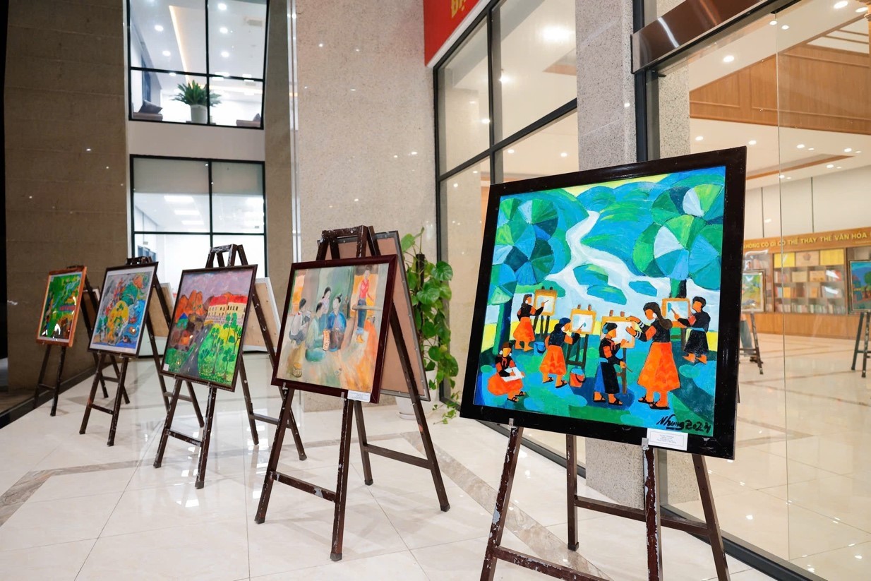 TP. Sơn La trưng bày 179 tác phẩm hội hoạ dự thi tại toà nhà trung tâm thành phố trong suốt tuần lễ hưởng ứng học tập suốt đời.