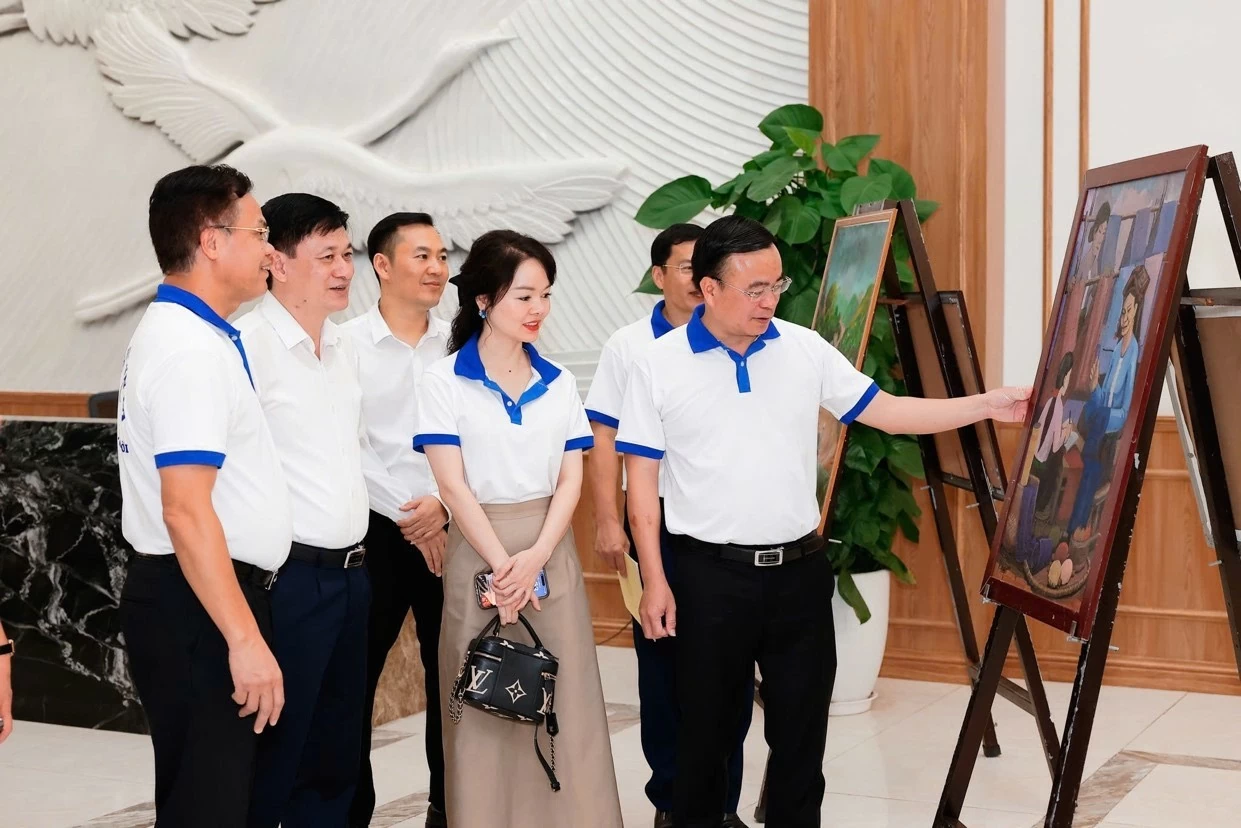 TP. Sơn La trưng bày 179 tác phẩm hội hoạ dự thi tại toà nhà trung tâm thành phố trong suốt tuần lễ hưởng ứng học tập suốt đời.