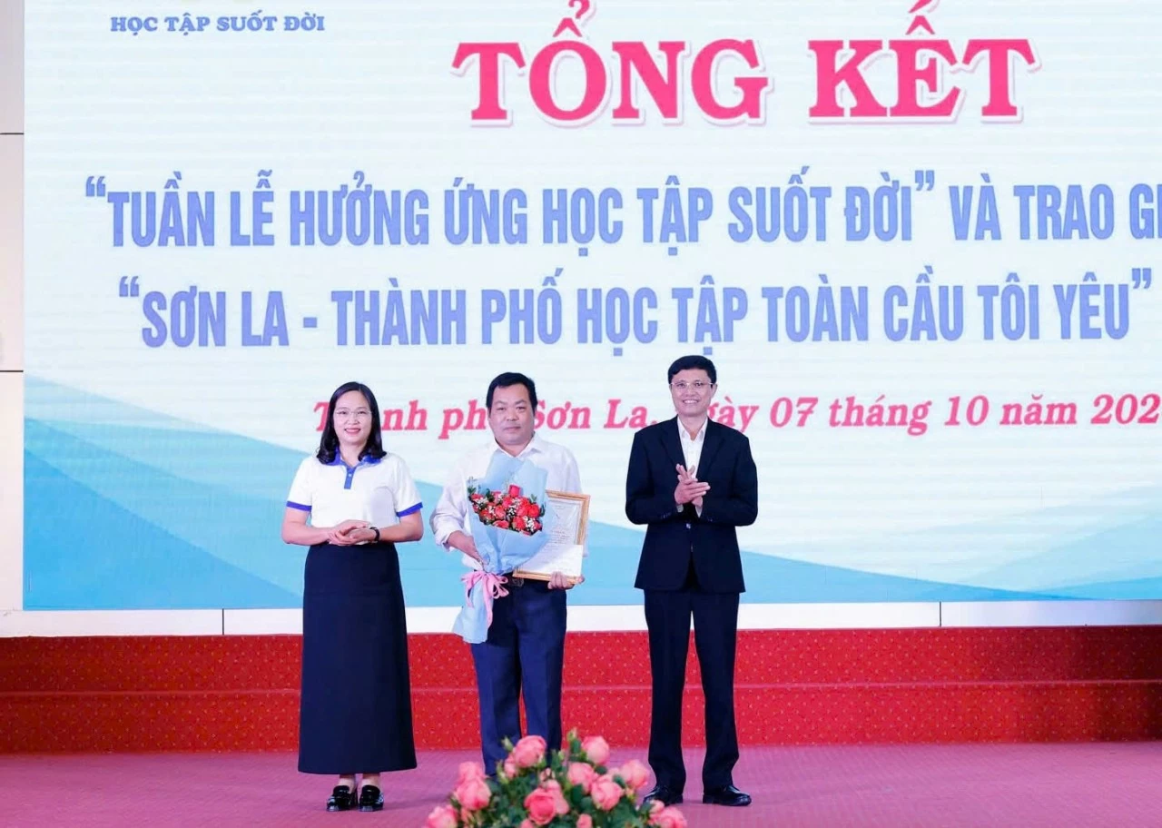 Lãnh đạo Ban Tuyên giáo Tỉnh ủy và Thành phố trao giải nhất cho tác giả Phạm Kim Bảng.