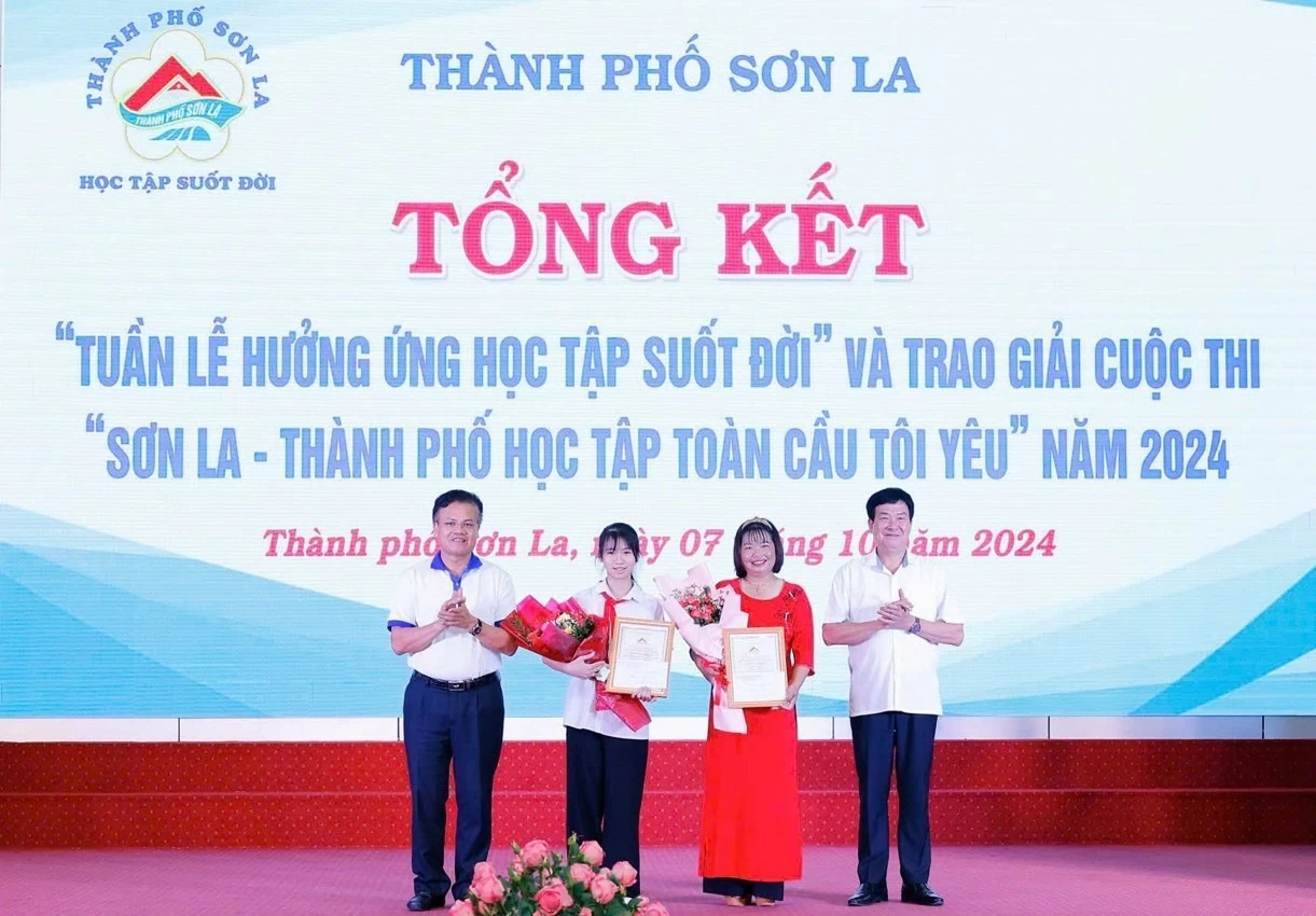 Lãnh đạo Sở Văn hóa, Thể thao và Du lịch tỉnh và Thành phố trao giải B cho 2 tác giả ở thể loại thơ.