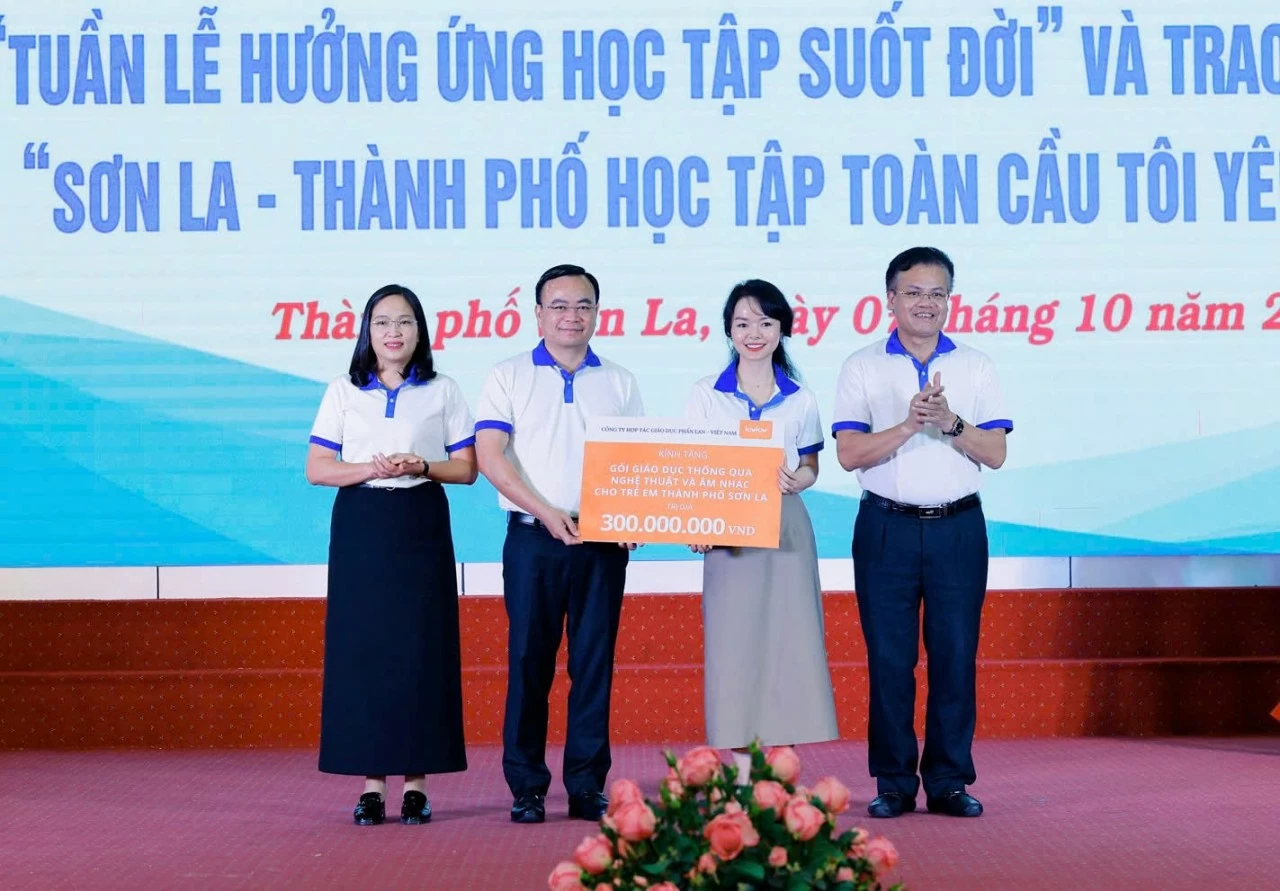 Chuyên gia giáo dục Tống Liên Anh trao quà của Công ty hợp tác Giáo dục Phần Lan - Việt Nam cho thành phố Sơn La