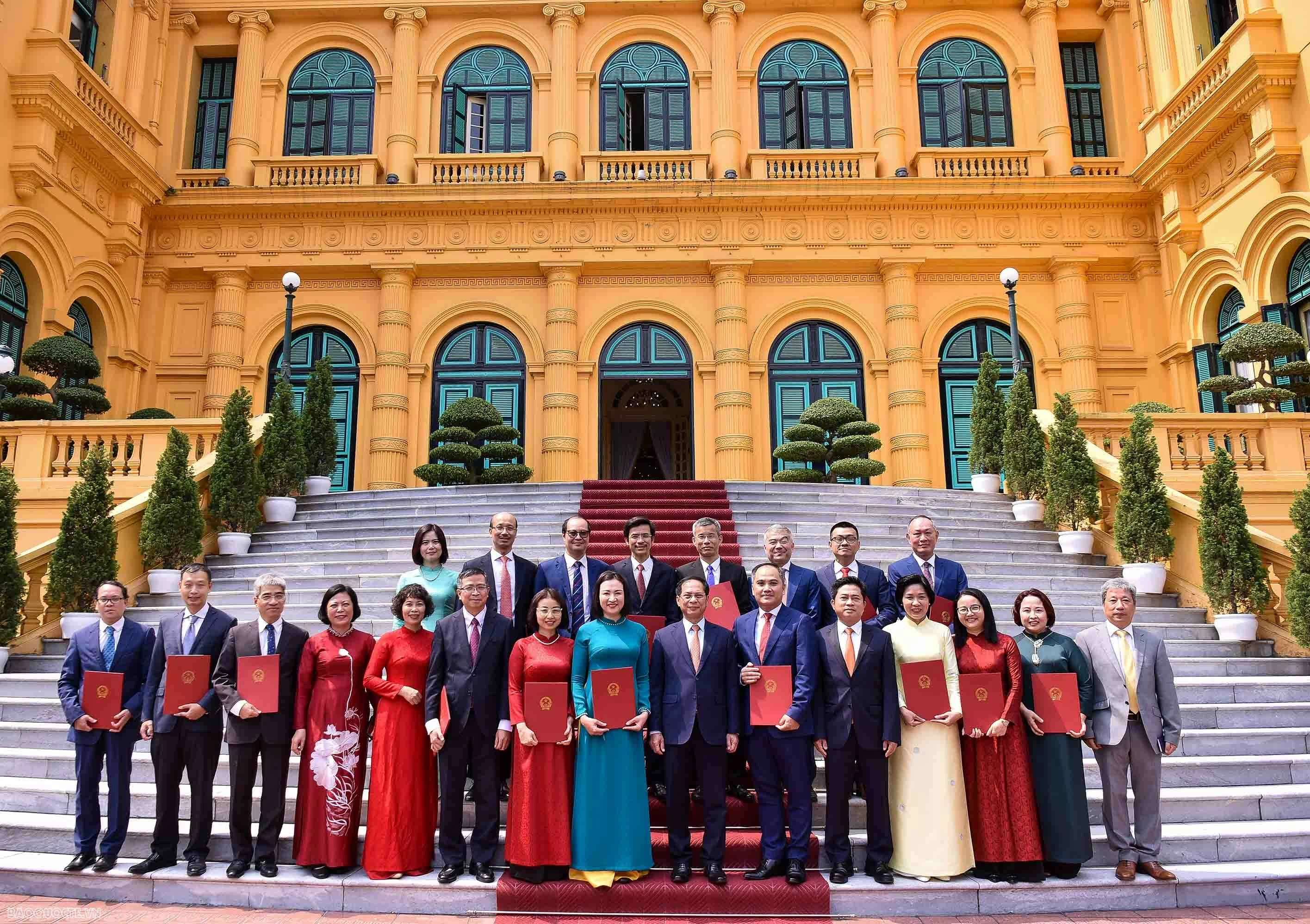 General Secretary, President To Lam presents appointment decisions to Ambassadors General Secretary, President To Lam presents appointment decisions to Ambassadors