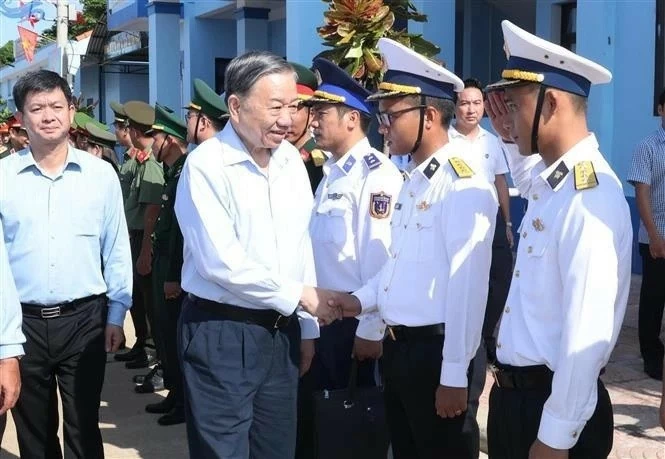 General Secretary, President To Lam visits island Con Co in Quang Tri province General Secretary, President To Lam visits island Con Co in Quang Tri province