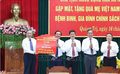 Party, State leader presents gifts to heroic mothers, war veterans in Quang Tri Party, State leader presents gifts to heroic mothers, war veterans in Quang Tri