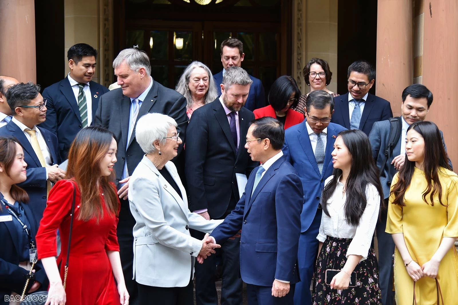 Deputy PM, FM Bui Thanh Son and Australian Minister Don Farrell hold a meeting in Adelaide Deputy PM, FM Bui Thanh Son and Australian Minister Don Farrell hold a meeting in Adelaide