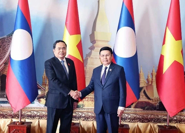 Vietnam, Laos top legislators hold talks in Vientiane Vietnam, Laos top legislators hold talks in Vientiane