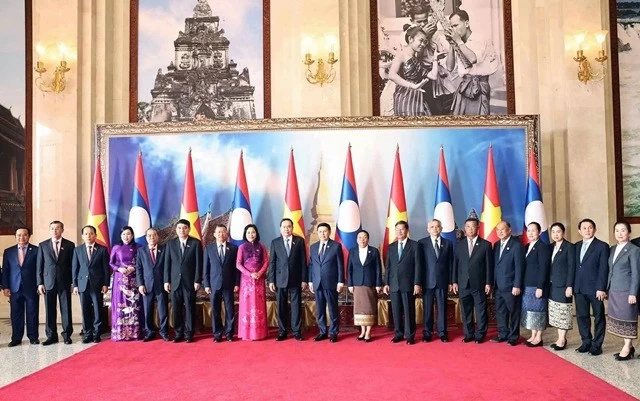 Vietnam, Laos top legislators hold talks in Vientiane Vietnam, Laos top legislators hold talks in Vientiane