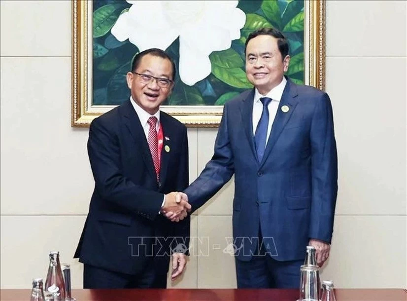 National Assembly Chairman Tran Thanh Man (R) meets with his Singaporean counterpart Seah Kian Peng in Vientiane on October 19. (Photo: VNA)